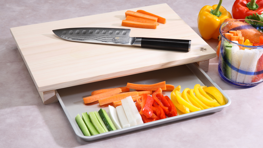 https://www.kodaimokuty.co.jp/en/wp-content/uploads/sites/2/2015/05/FSC-Hinoki-Cutting-Board-with-Tray-Usage.jpg